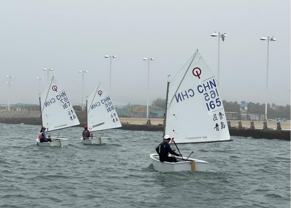 青島市嶗山區(qū)中韓小學(xué)帆船社團(tuán)進(jìn)行帆船訓(xùn)練。青島市嶗山區(qū)教育和體育局供圖