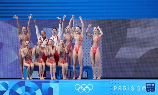 北京時(shí)間8月8日凌晨，巴黎奧運(yùn)會(huì)花樣游泳集體項(xiàng)目的最后一項(xiàng)比賽集體技巧自選在巴黎奧林匹克水上運(yùn)動(dòng)中心舉行。中國隊(duì)奪得花樣游泳集體項(xiàng)目金牌。圖為中國隊(duì)在比賽后慶祝奪冠。新華社記者 薛宇舸 攝