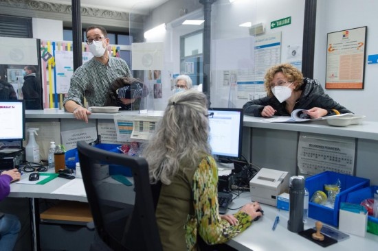 1月15日，人們在西班牙馬德里一家診所內(nèi)就診。新華社發(fā)（古斯塔沃·巴連特攝）