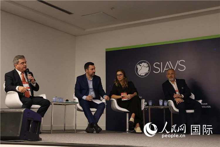 巴西動(dòng)物蛋白協(xié)會高層管理人員在展覽會舉辦前接受外國記者采訪。 人民網(wǎng)記者 時(shí)元皓攝