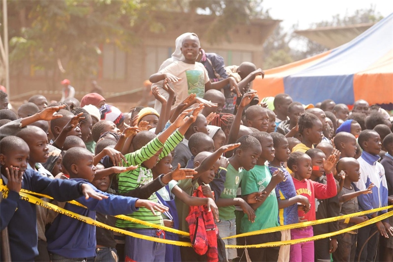 孩子們觀看達(dá)人秀。主辦方供圖