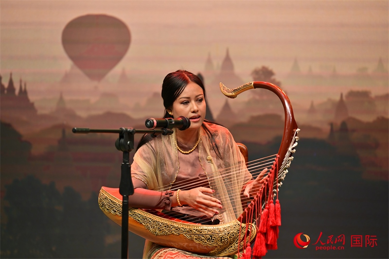 緬甸藝術家在開幕式上表演緬甸傳統(tǒng)樂器彎琴-人民網(wǎng)記者謝佳君攝