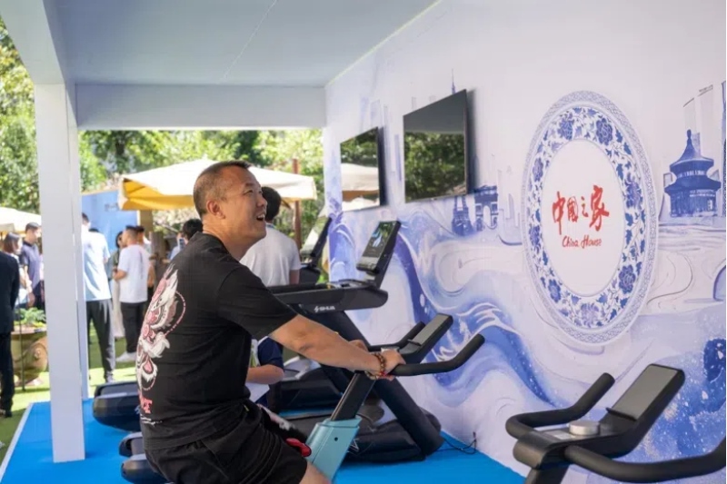 參觀者在智慧體育公園體驗動感單車。巴黎