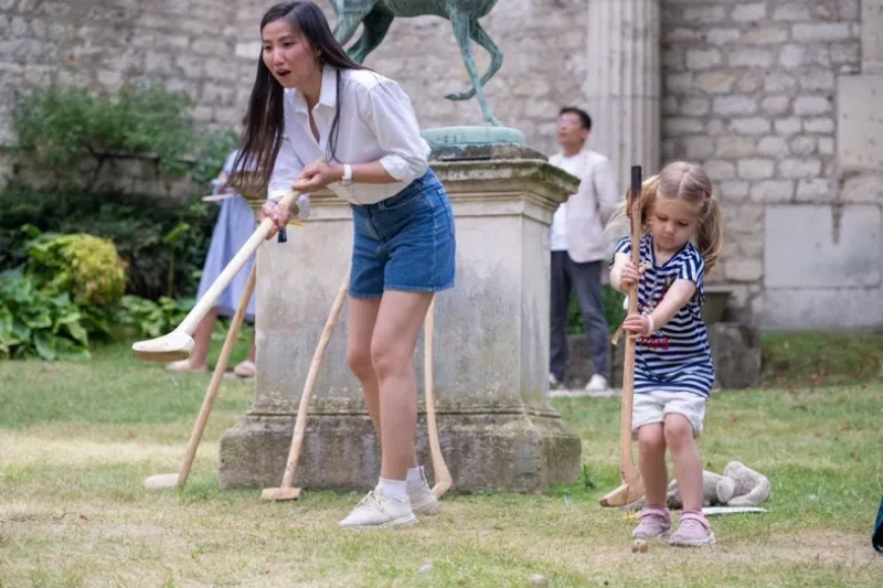 小朋友體驗捶丸游戲。巴黎
