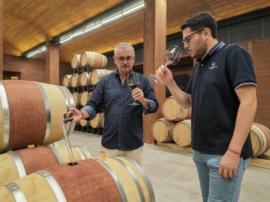  8月7日，尼古拉·格里馬（左）與同事在酒窖中。新華社記者 劉海 攝