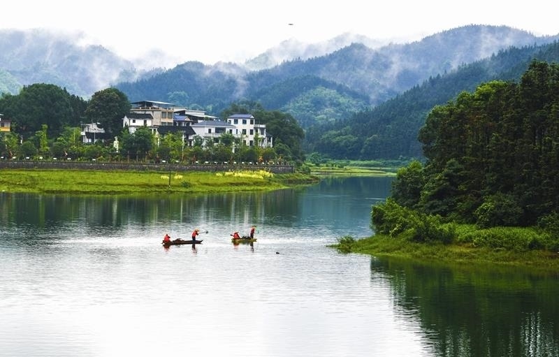 2024年6月5日，志愿者在湖南常寧市洋泉水庫清理水面漂浮物。