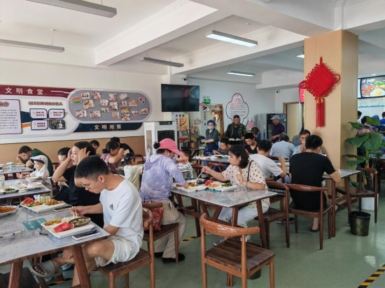 清水灣社區(qū)食堂坐滿了前來(lái)就餐的居民。新華社記者 鄒欣媛 攝