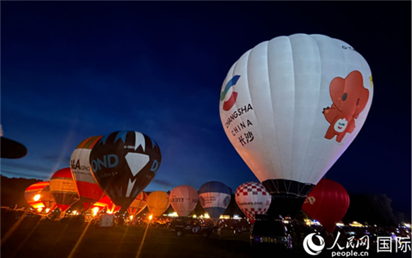 來自中國長沙的定制熱氣球亮相布里斯托國際氣球節(jié)。人民網(wǎng)記者 余穎攝