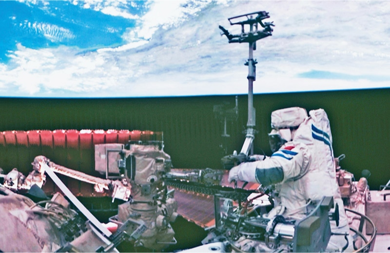 黨的十八大以來，我國(guó)科技事業(yè)取得歷史性成就、發(fā)生歷史性變革，科技自立自強(qiáng)成果持續(xù)涌現(xiàn)。圖為2024年7月3日在北京航天飛行控制中心拍攝的神舟十八號(hào)航天員李聰在空間站組合體艙外作業(yè)的畫面。 新華社記者 郭中正/攝