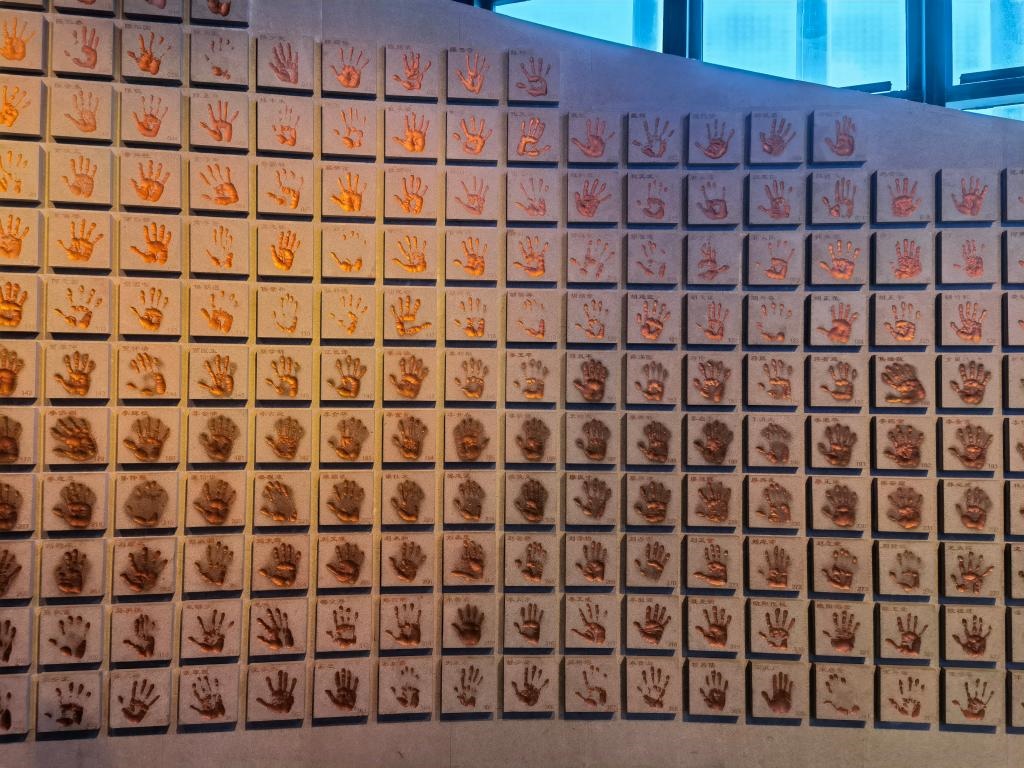 圖為侵華日軍南京大屠殺遇難同胞紀(jì)念館“三個(gè)必勝”展廳排列的648個(gè)鮮紅的手?。ň植浚?。新華社記者 邱冰清 攝