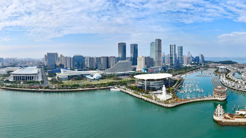 2024年1月24日拍攝的廈門國際會議中心、環(huán)島路一帶濱海城市景觀。新華社記者姜克紅攝