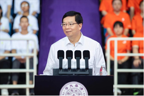 邱勇為新生講授開學(xué)第一課。學(xué)校供圖