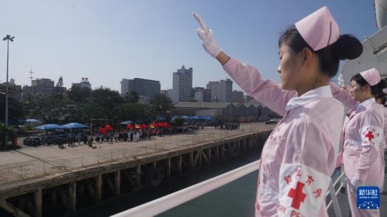 當?shù)貢r間8月16日上午10時許，執(zhí)行“和諧使命-2024”任務(wù)的中國海軍“和平方舟”號醫(yī)院船圓滿結(jié)束對莫桑比克的訪問，駛離馬普托港，前往本次任務(wù)第五站南非。新華社發(fā)（曹春耀 攝）