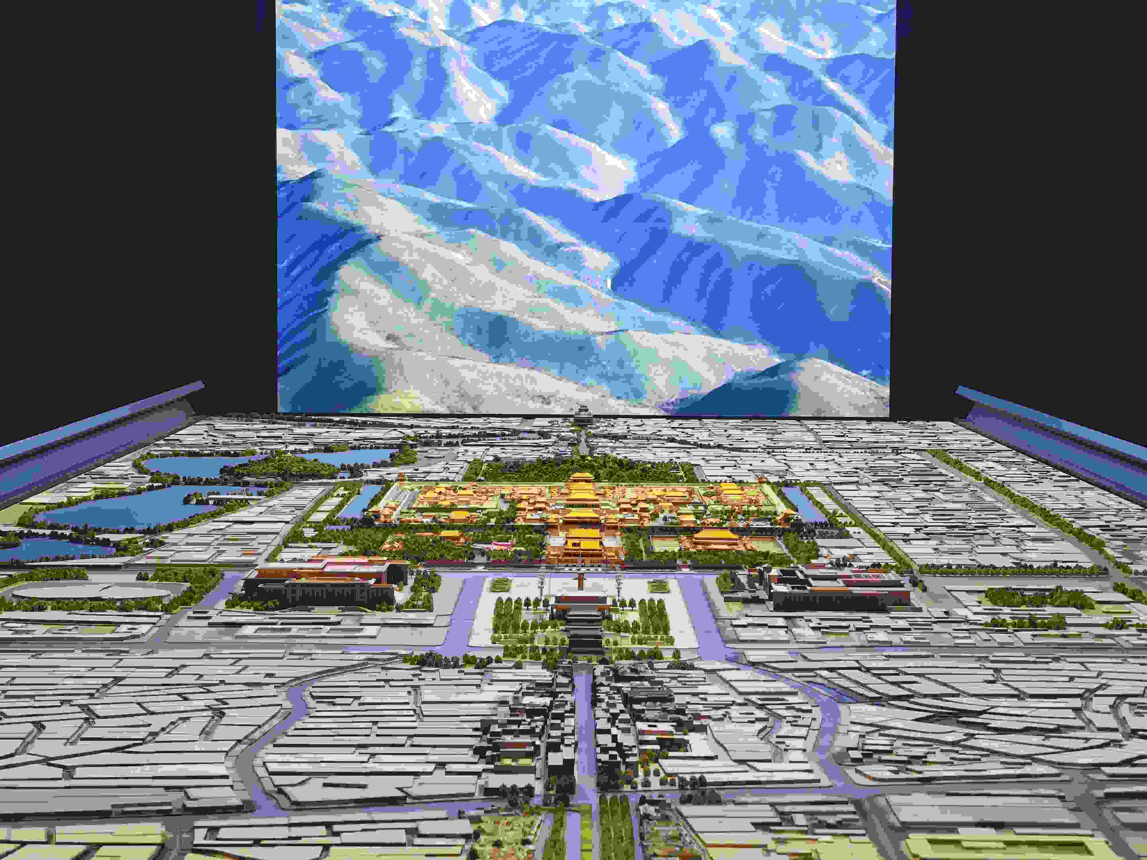 2023年3月，北京首都博物館精心制作的16米長中軸線沙盤，配以立體投影技術(shù)，展現(xiàn)了北京中軸線之壯美。