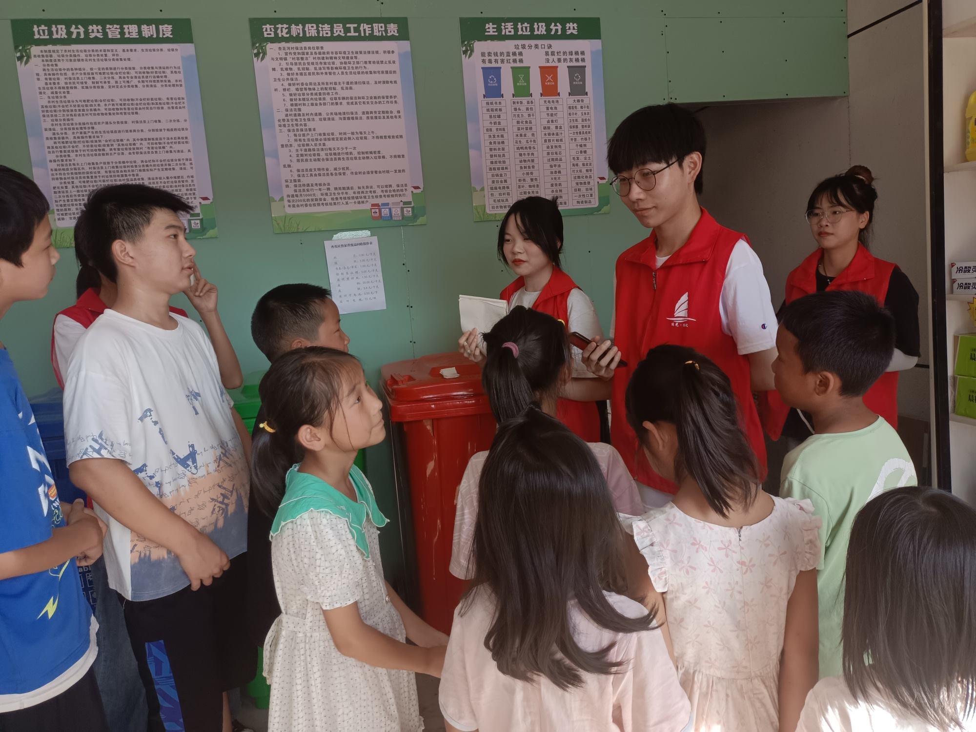 “小水滴”志愿服務(wù)隊(duì)進(jìn)校園宣講環(huán)保內(nèi)容