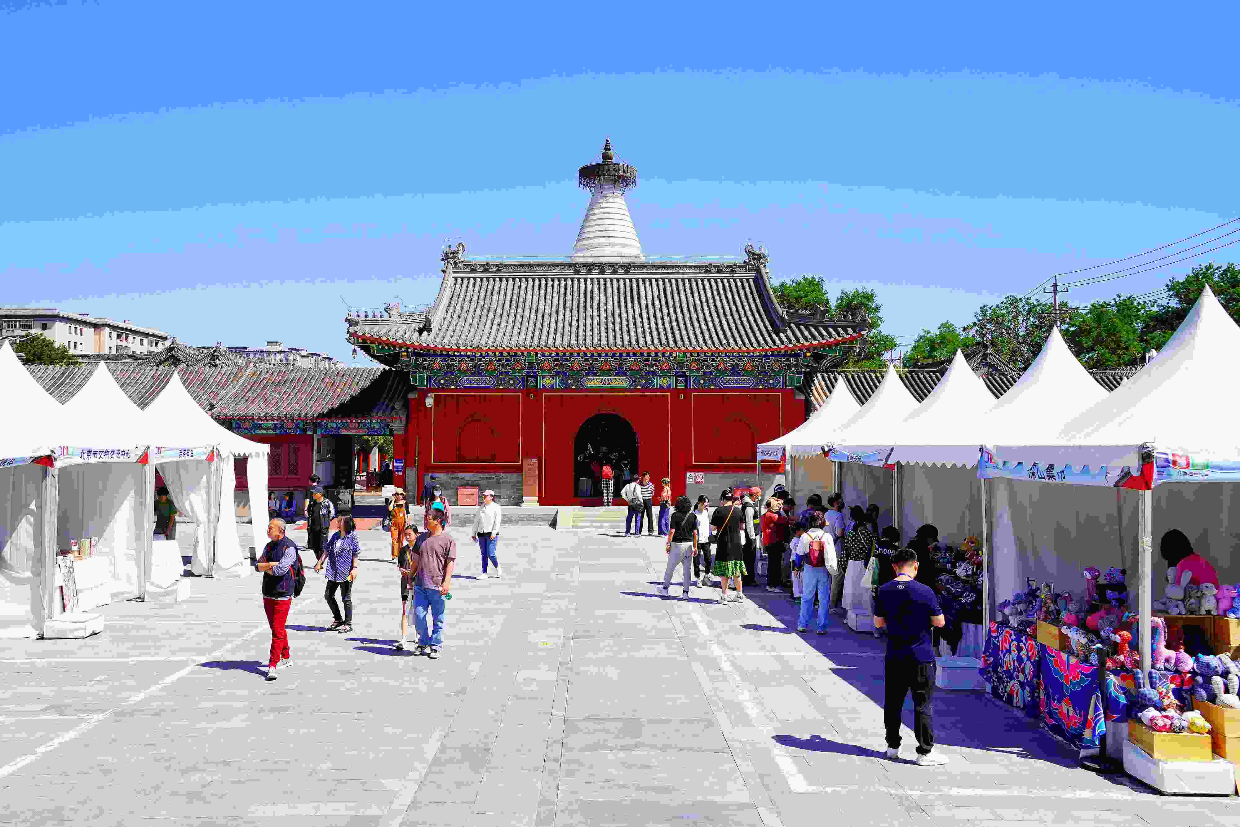 2024年5月，“北京白塔文化市集”在已有700余年歷史的妙應(yīng)寺白塔下舉行。