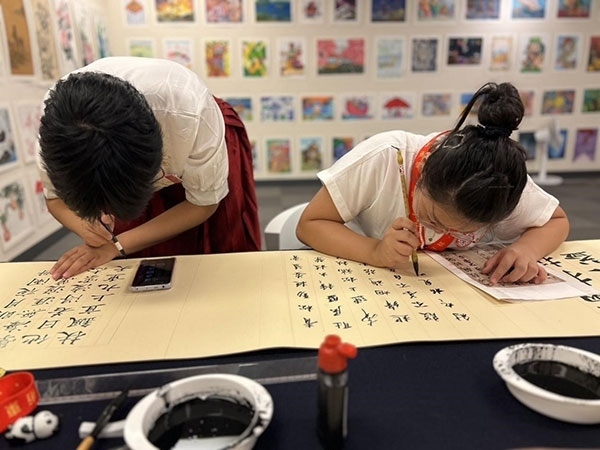 參加本次展覽的青少年在現(xiàn)場(chǎng)進(jìn)行書法創(chuàng)作。主辦方供圖