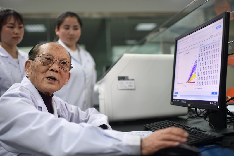 2021年6月17日，吳天一（前）在青海西寧的實驗室內(nèi)和學生討論。