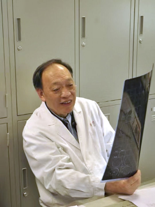 復(fù)旦大學(xué)附屬華山醫(yī)院感染科終身教授翁心華在工作（資料照片）。 新華社發(fā)