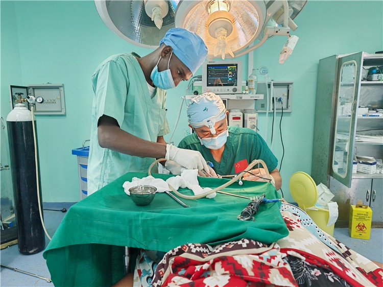 李廣醫(yī)生與當(dāng)?shù)蒯t(yī)生在做手術(shù)中。中國(guó)援桑醫(yī)療隊(duì)供圖