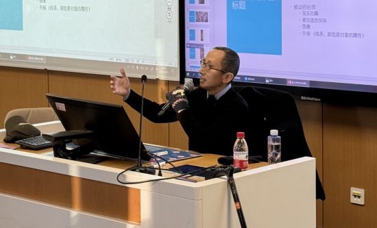 從去年秋天起，還在治療中的朱銳就堅(jiān)持給本科生開課。（受訪者供圖）