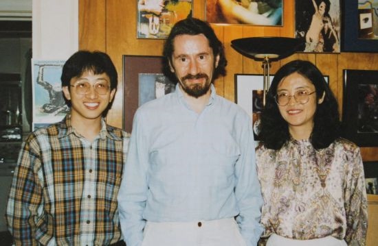 1992年，朱銳（左）赴美國杜蘭大學(xué)攻讀心靈哲學(xué)與認(rèn)知科學(xué)，師從心靈哲學(xué)和認(rèn)知科學(xué)家Radu Bogdan（中），右為朱銳師姐、北師大教授田平。
