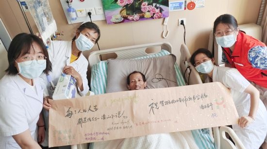 7月26日，海淀醫(yī)院安寧療護(hù)科醫(yī)護(hù)團(tuán)隊(duì)為朱銳送來一條寫滿祝福的橫幅。（受訪者供圖）