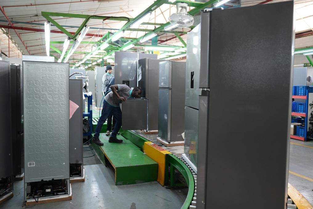 8月14日，在南非開普敦，當?shù)貑T工在海信南非工業(yè)園的冰箱生產(chǎn)線上工作。新華社記者王雷攝