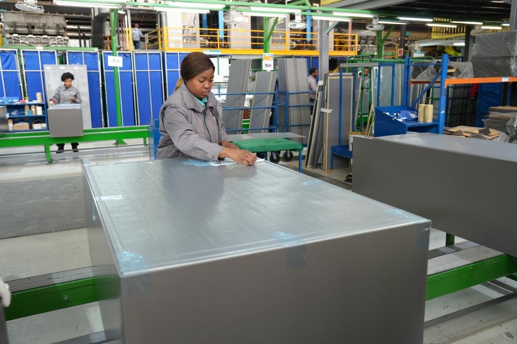 8月14日，在南非開普敦，當?shù)貑T工在海信南非工業(yè)園的冰箱生產(chǎn)線上工作。新華社記者王雷攝