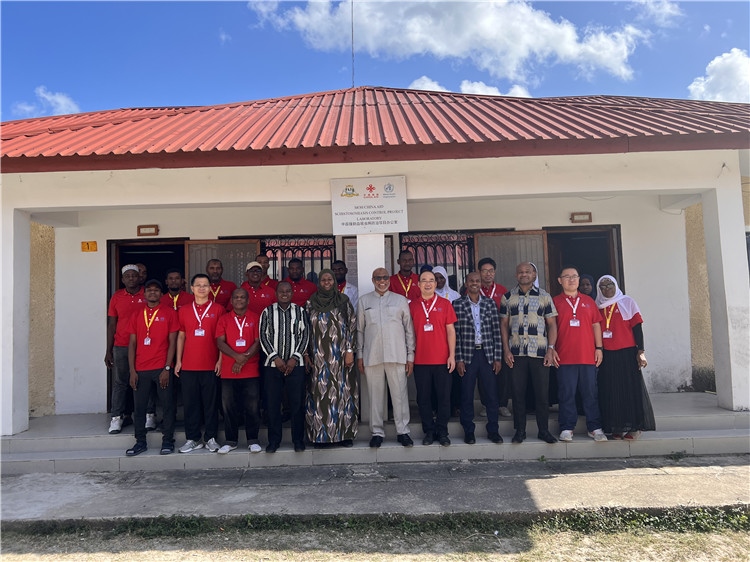 坦桑尼亞桑給巴爾衛(wèi)生部部長馬茲伊與中方專家組及非方工作人員合影。專家組供圖