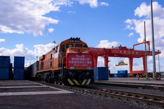 2023年9月20日，一列中歐班列行駛在內(nèi)蒙古滿洲里站貨運(yùn)車間集裝箱場。作為我國向北開放的“橋頭堡”、中歐班列“東通道”的重要口岸，滿洲里鐵路口岸不斷加大中歐班列通道能力建設(shè)，進(jìn)一步提升運(yùn)輸效率和品質(zhì)