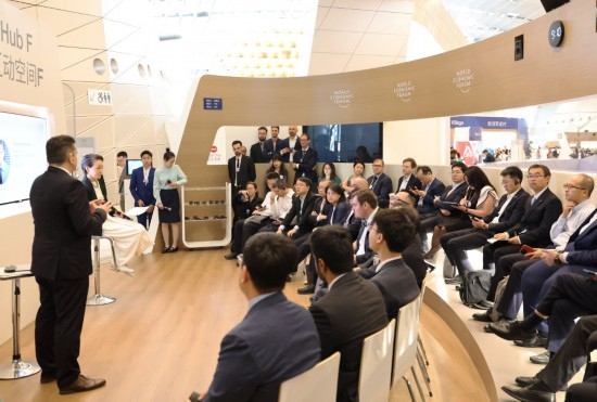 2024年6月26日，嘉賓在第十五屆夏季達(dá)沃斯論壇主會(huì)場——遼寧大連國際會(huì)議中心參與互動(dòng)討論。