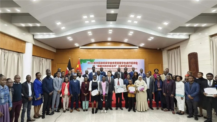 與會嘉賓和留學(xué)生們合影留念。中國駐肯尼亞大使館供圖