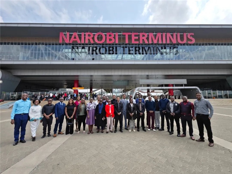 留學(xué)生們參訪中企承建的蒙內(nèi)鐵路。中國駐肯尼亞大使館供圖