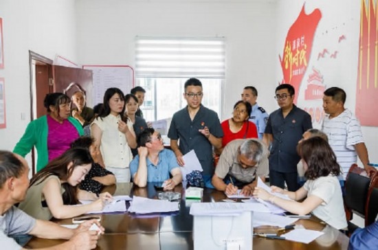 圖為2024年8月6日，重慶市奉節(jié)縣人民法院興隆人民法庭庭長費明軍（中）在做調(diào)解工作。蹇懿 攝