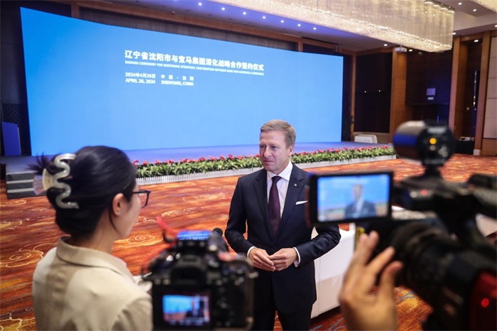 2024年4月26日，寶馬集團(tuán)董事長(zhǎng)齊普策在遼寧省沈陽(yáng)市與寶馬集團(tuán)深化戰(zhàn)略合作簽約儀式現(xiàn)場(chǎng)接受采訪(fǎng)。新華社記者潘昱龍攝