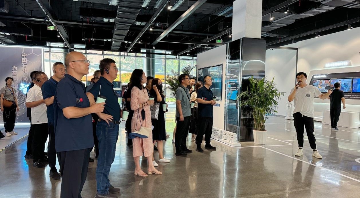 人民網(wǎng)“夢幻靈境”AI展演中心講解。人民網(wǎng) 王戰(zhàn)雄攝