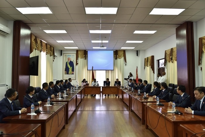 當地時間8月20日，圭亞那總統(tǒng)伊爾凡·阿里在圭亞那首都喬治敦鐘阿瑟會議中心會見了即將離任的中國（江蘇）第19期援圭亞那醫(yī)療隊。 中國（江蘇）第19期援圭亞那醫(yī)療隊供圖