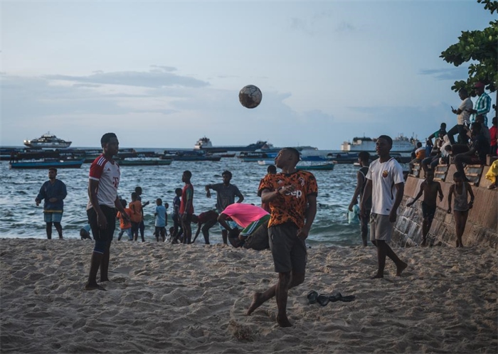 2023年12月31日，人們在坦桑尼亞桑給巴爾島海濱踢球。新華社記者王冠森攝