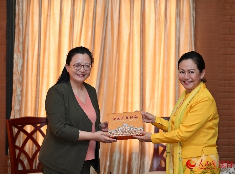 馬珈大使向岱岱楷部長(zhǎng)贈(zèng)送中國(guó)特色紀(jì)念品。人民網(wǎng)記者 謝佳君攝