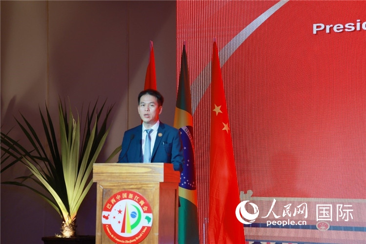 巴西中國浙江商會執(zhí)行會長陳翔廣宣讀賀電。人民網(wǎng)記者 陳海琪攝