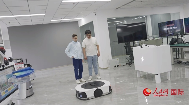 睿樂達機器人充電停車場。人民網記者 張榮攝