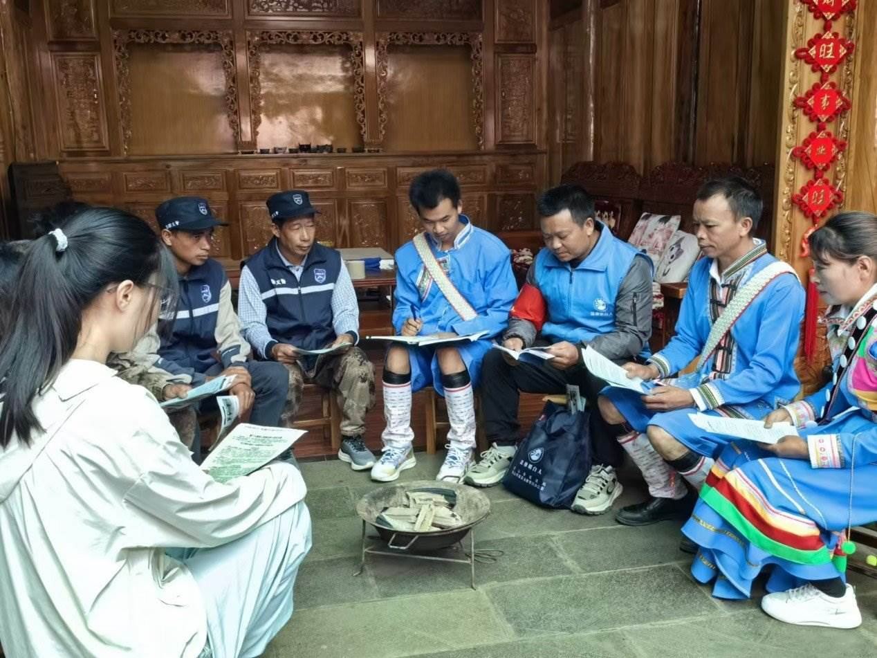 騰沖市猴橋鎮(zhèn)猴橋村國(guó)門新村舉辦火塘?xí)?。人民網(wǎng)記者 孝金波攝