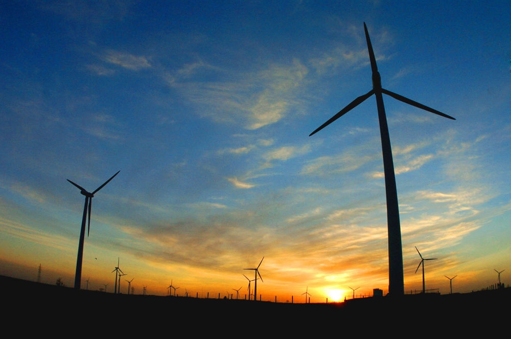 2005年，吉林省白城市通榆縣境內(nèi)幾十部風(fēng)力發(fā)電機(jī)組在工作。新華社發(fā)