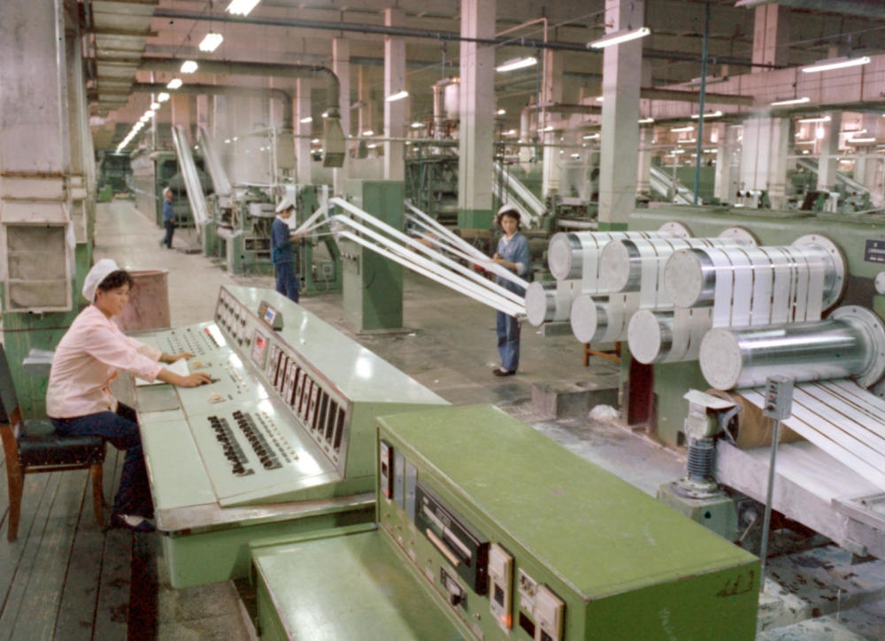 1981年，東北遼陽(yáng)石油化學(xué)纖維廠抽絲車間一角。新華社發(fā)
