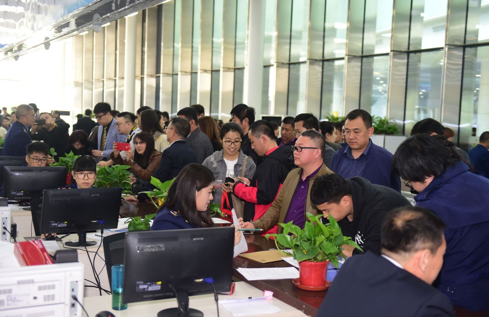 2017年4月10日，中國(guó)（遼寧）自由貿(mào)易試驗(yàn)區(qū)沈陽(yáng)片區(qū)揭牌當(dāng)日，眾多企業(yè)咨詢注冊(cè)。新華社記者楊青攝