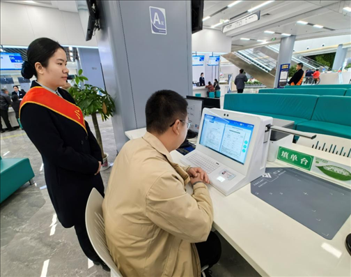 市民用電子范例填單臺(tái)錄入信息。人民網(wǎng)記者 周雯攝