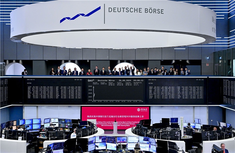 現(xiàn)場圖片:中國銀行法蘭克福分行負(fù)責(zé)人與多位來自金融界和企業(yè)界的嘉賓共同見證全球首支人民幣SGS債券在法蘭克福上市