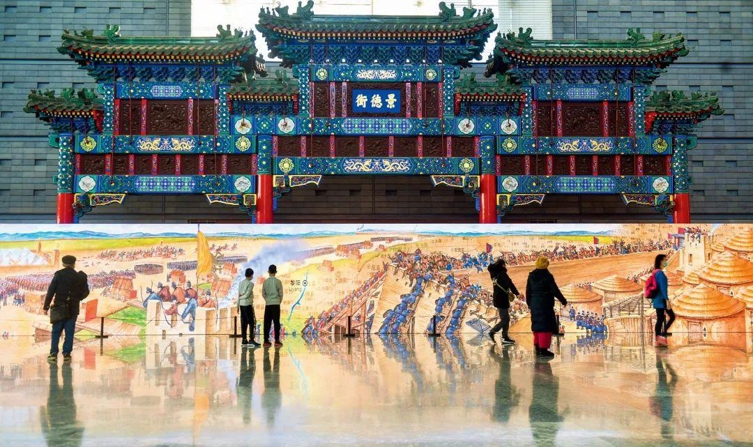 △2022年1月，觀眾在首都博物館參觀“穿越時空的大運河”數(shù)字影像展。