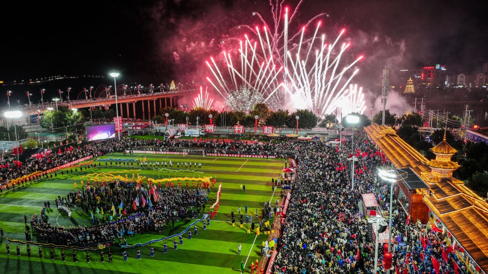 2024全國(guó)“村晚”示范展示活動(dòng)暨貴州“村超村晚”舉行音樂(lè)煙花秀表演（無(wú)人機(jī)照片，2024年2月3日攝）。新華社記者 劉續(xù) 攝